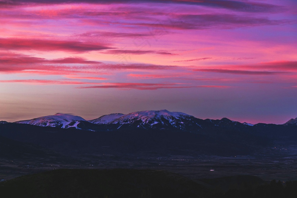 雪顶晚霞静谧图·浪漫风光韵·粉紫橙彩调·宁静氛围照