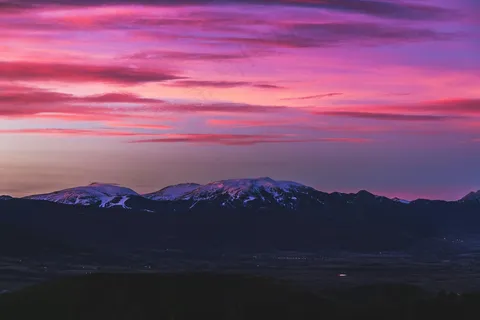 雪顶晚霞静谧图·浪漫风光韵·粉紫橙彩调·宁静氛围照 雪顶晚霞静谧图·浪漫风光韵·粉紫橙彩调·宁静氛围照