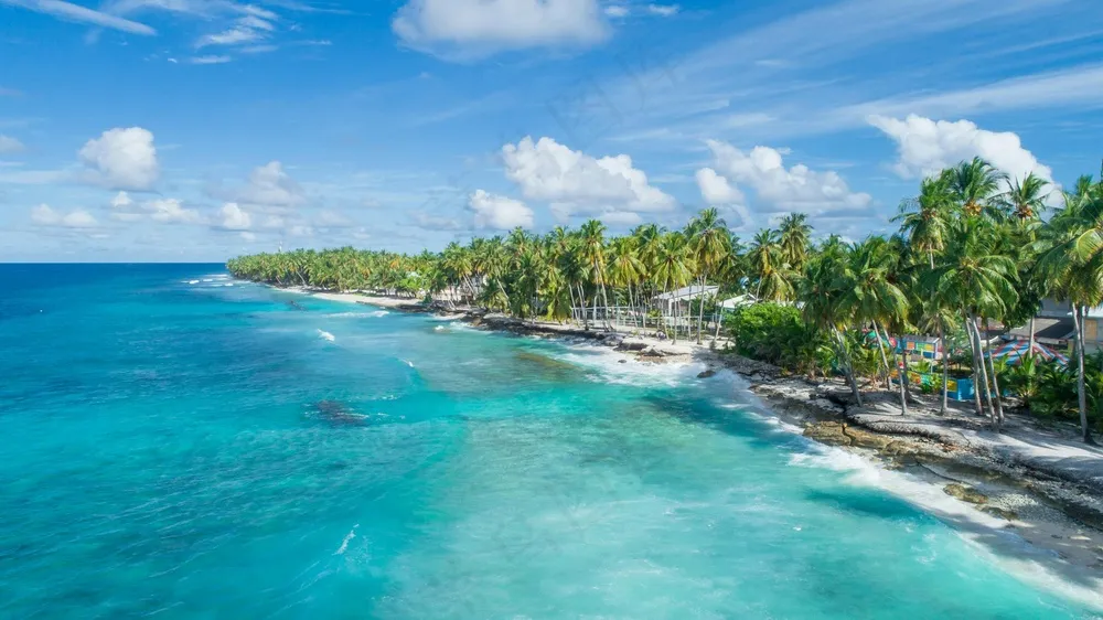 碧水蓝天下的热带岛屿风光