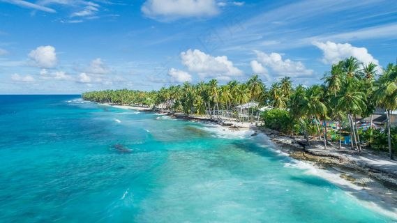 碧水蓝天下的热带岛屿风光