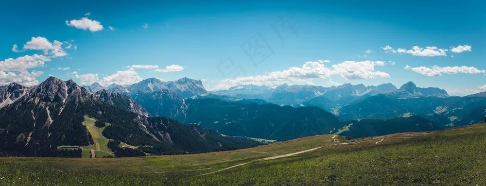 绿意盎然的高山风光