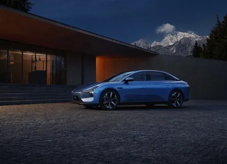 蓝色小鹏MONA MO3新能源汽车 蓝色小鹏MONA MO3新能源汽车