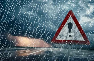 暴雨天气预警摄影图