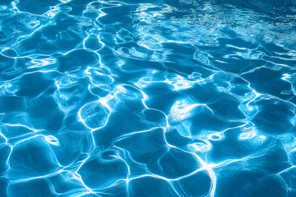 蓝色的游泳池水池摄影图