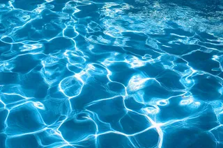蓝色的游泳池水池摄影图