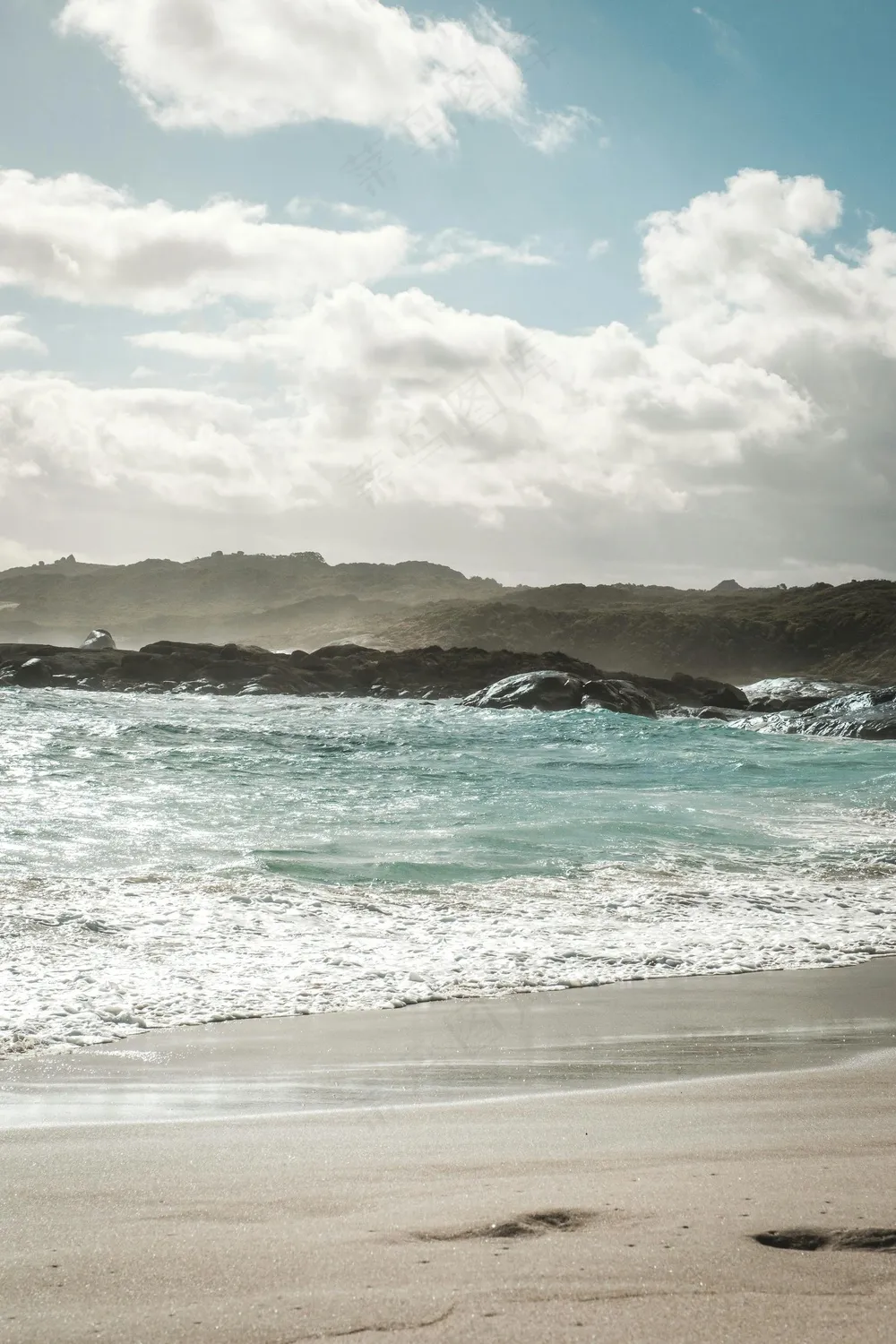宁静海滩的悠闲午后