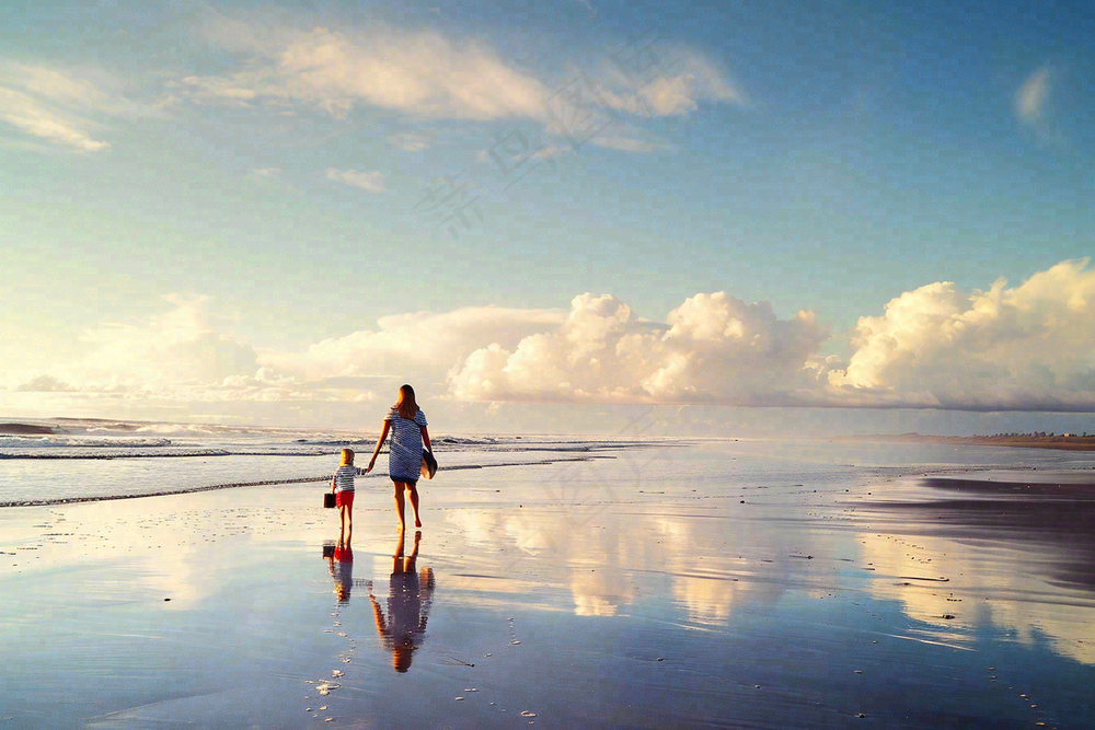 夏日海边沙滩妈妈和孩子散步母亲节温馨摄影图