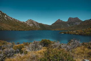 静谧蓝湖：自然风景摄影