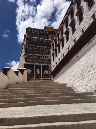 蓝天白云下的西域宫殿