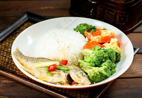 煎鱼饭套餐美食图片