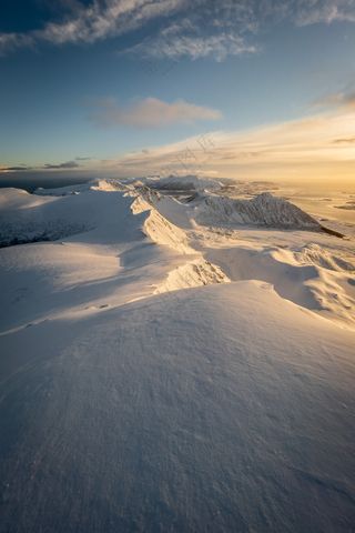 日光下的冬日雪山风景