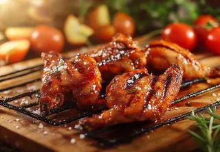 烤鸡鸡翅鸡腿美味美食摄影图