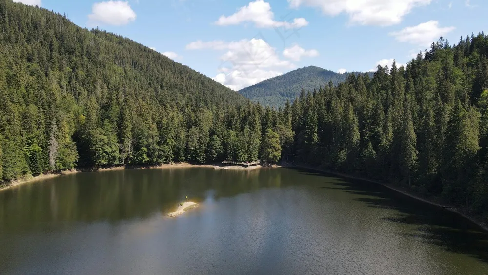 静谧山间湖，绿意盎然映蓝天