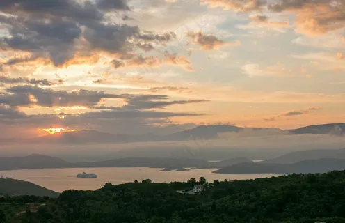 日落游轮宁静美·云层风格·橙灰交织·装饰之画 日落游轮宁静美·云层风格·橙灰交织·装饰之画