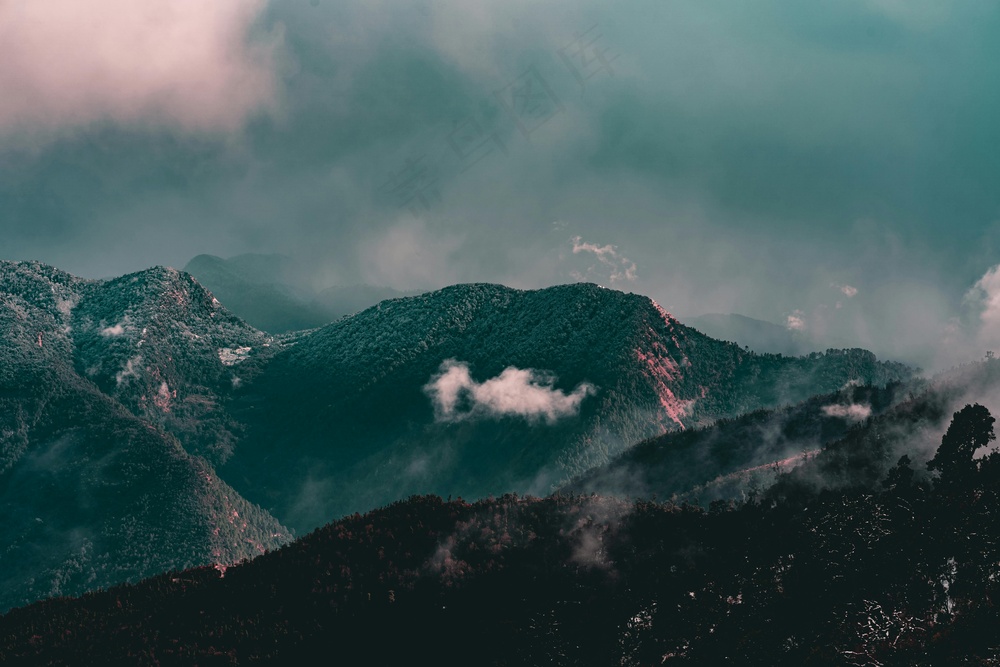 云雾缭绕的山脉之韵