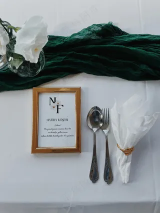 白色背景优雅的餐具 刀叉 勺子丝巾