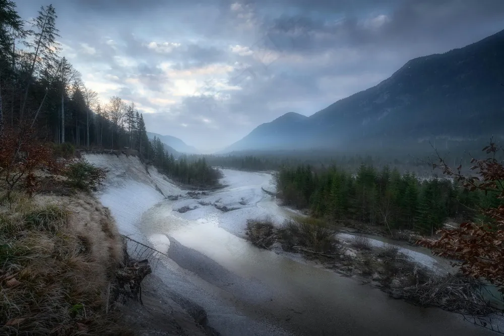 晨曦山涧：冷色调的自然风光摄影
