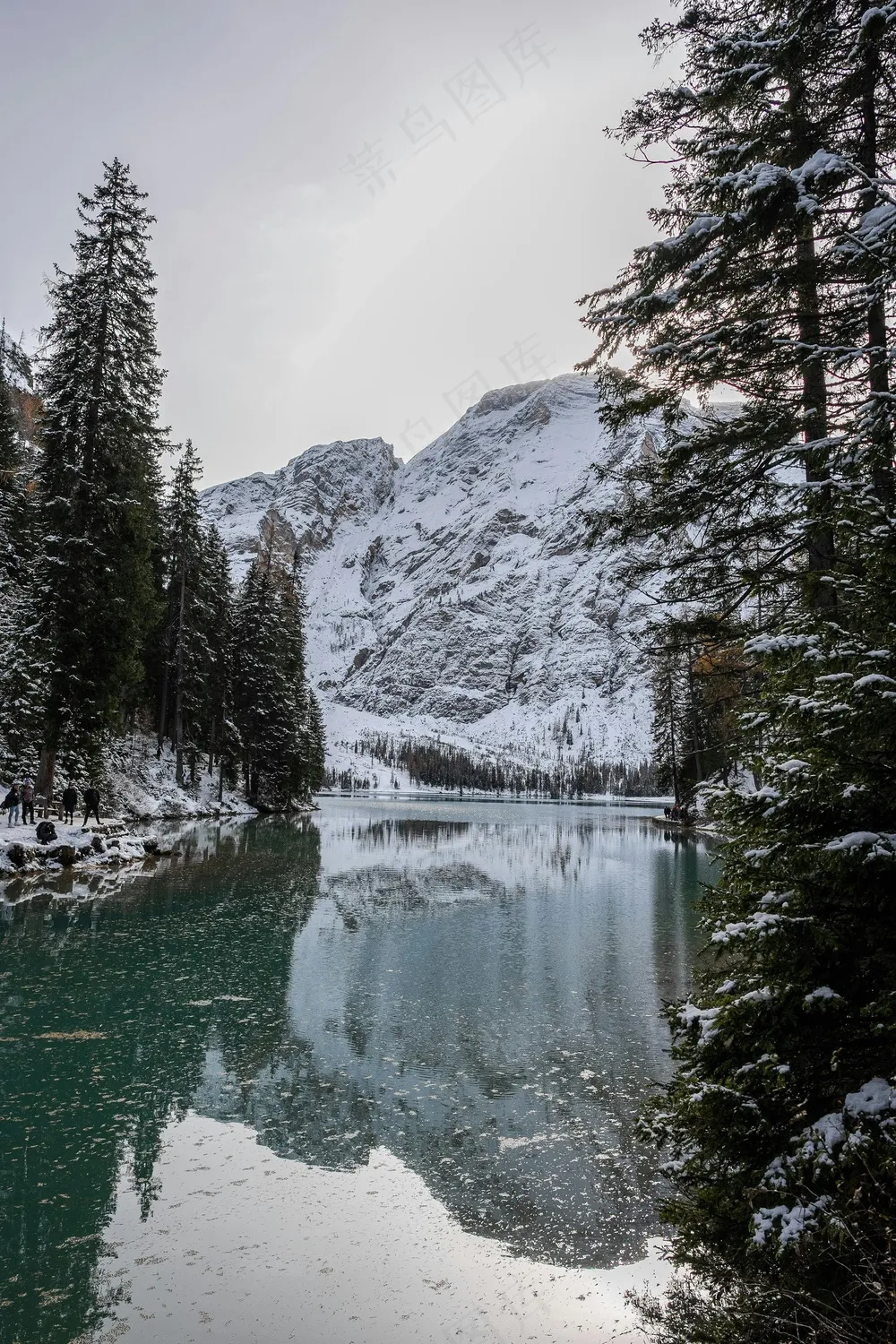 静谧雪域,蓝绿湖泊映山峦 静谧雪域,蓝绿湖泊映山峦