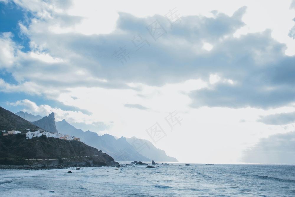 海滨峭壁秘境览·自然静谧风·蓝灰白画卷·装饰珍藏品