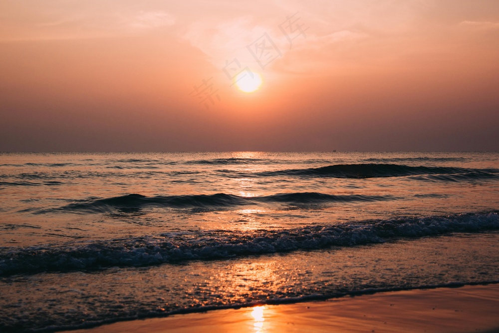 夕阳下的宁静海滩