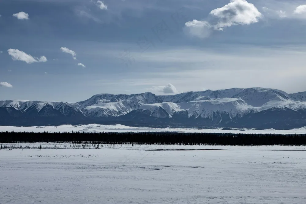宁静的冬日湖畔
