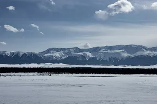 宁静的冬日湖畔