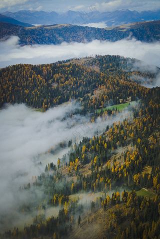 雾气朦胧山脉风光