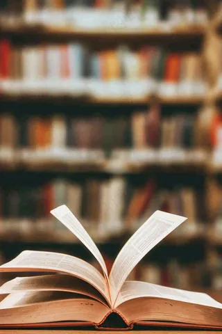 图书馆翻开的书本知识阅读教师节摄影图