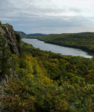 秋日湖畔：宁静的自然风光摄影