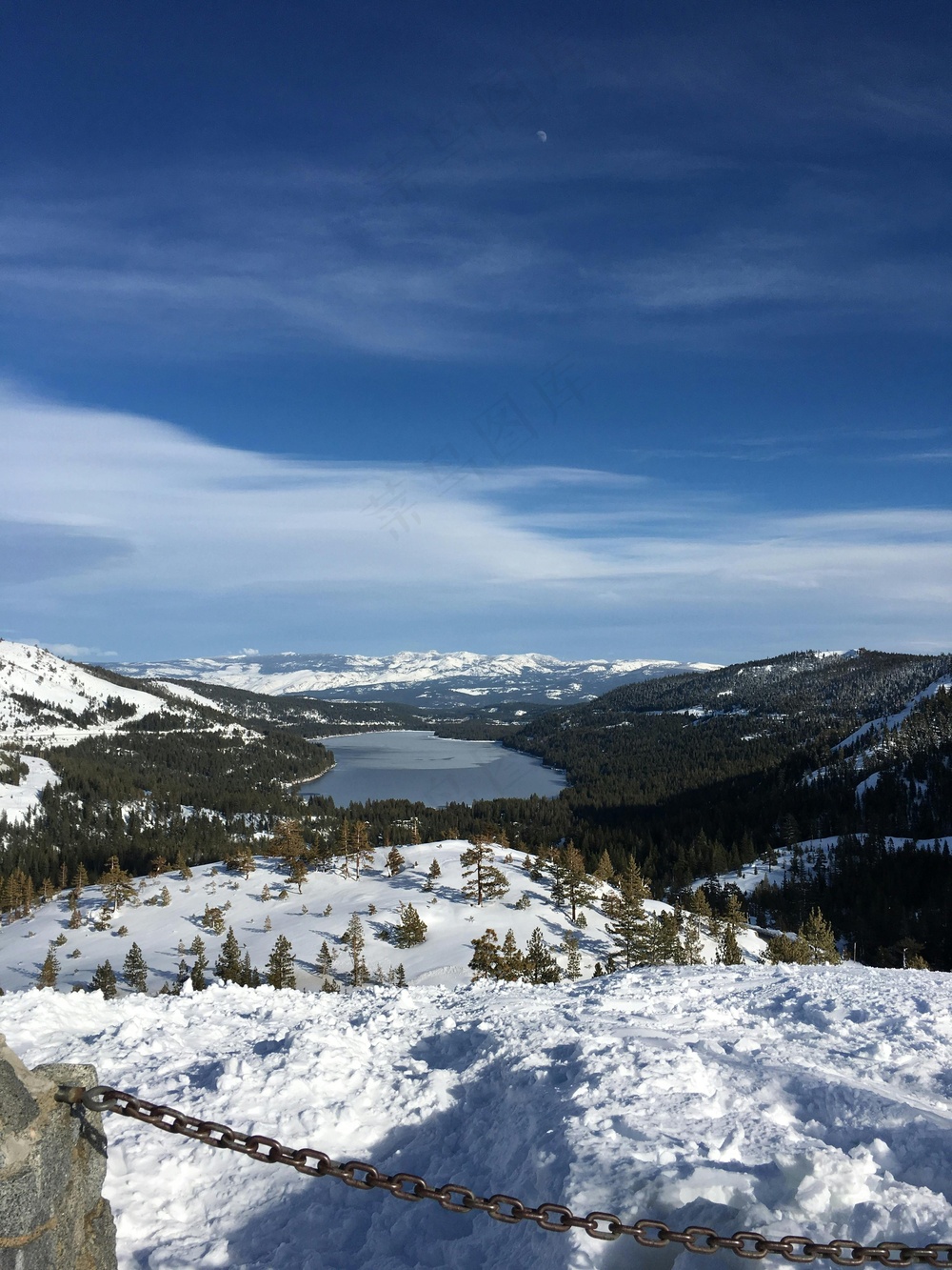 雪域蓝调：冬日山景的静谧画卷