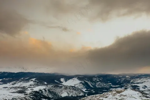 雪域霞光：写实风格自然风景摄影