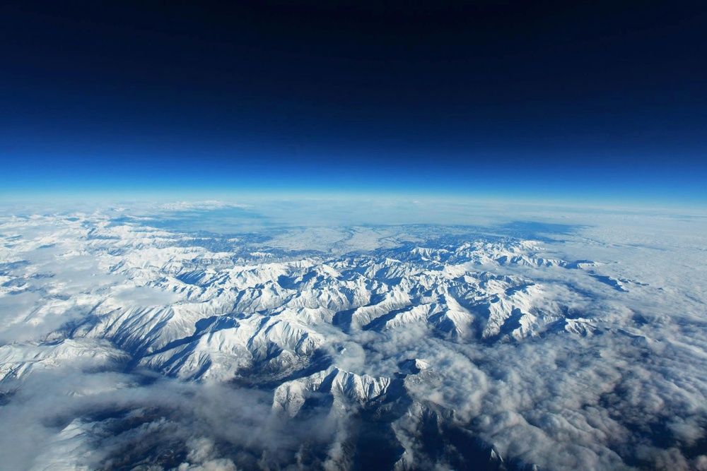 雪山云海深邃观景图