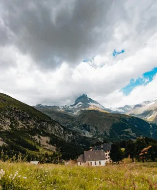 绿野仙踪：静谧田园与雄伟山川的和谐画卷
