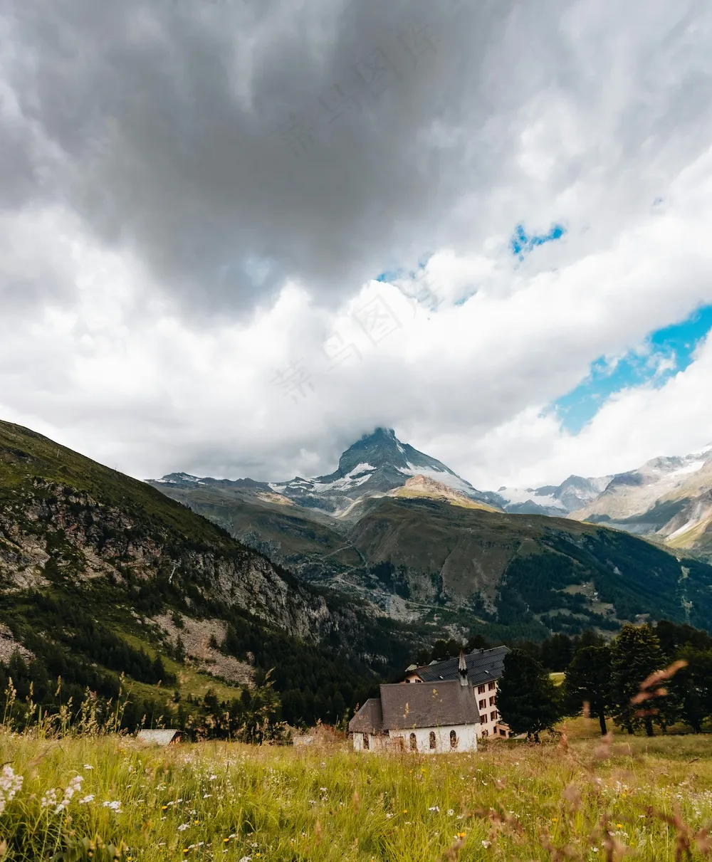 绿野仙踪:静谧田园与雄伟山川的和谐画卷 绿野仙踪:静谧田园与雄伟山川的和谐画卷