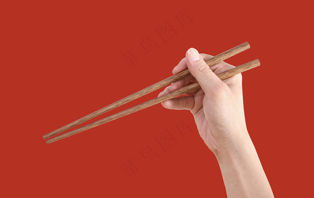 红色背景中式餐饮品牌手持筷子vi贴图样机-11