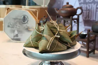 唯美粽子照片图片包粽子粽子摄影裹粽籺粽子摄影端午节茶餐厅粽子