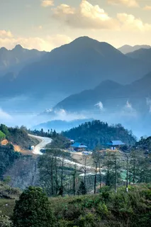 晨雾山峦：写实风格自然美景