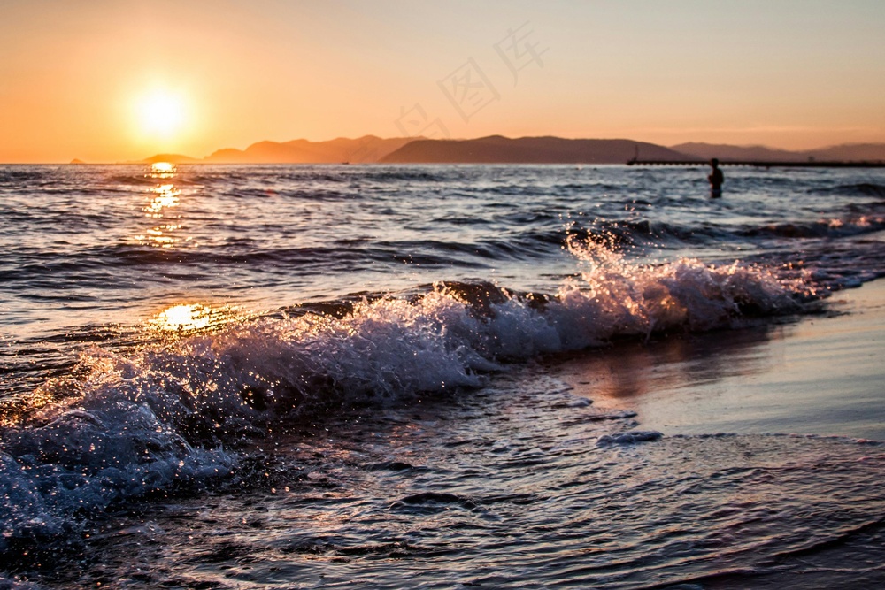 夕阳下的浪漫海浪