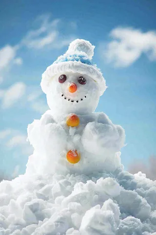 冬天雪地里的雪人可爱唯美立冬冬至小雪大雪摄影图