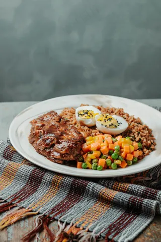 板上熟食的照片