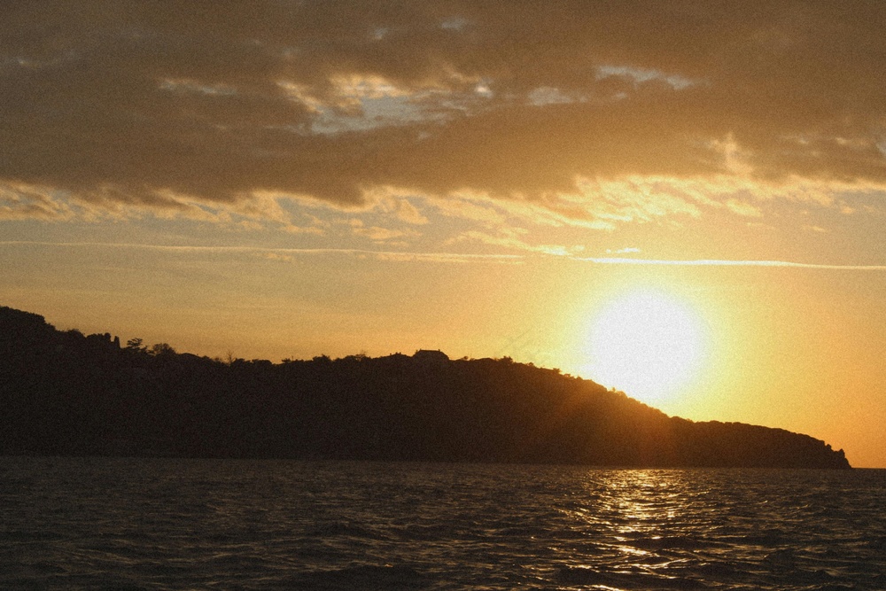 夕阳下的宁静海景。