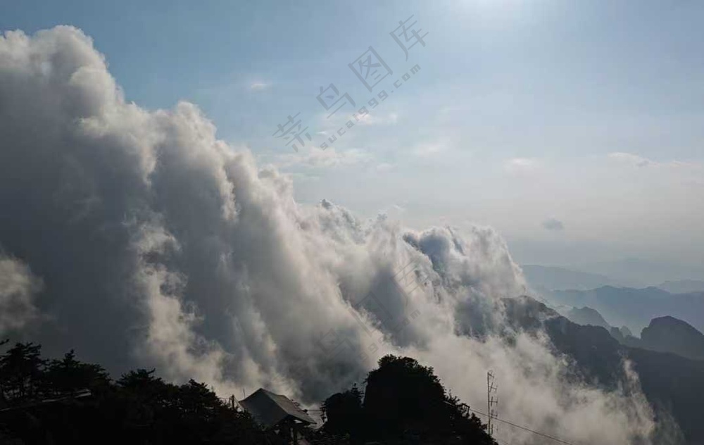 云层飞流三千尺