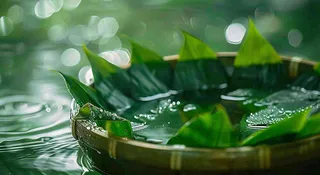 端午节浸泡的绿叶粽叶清新摄影图