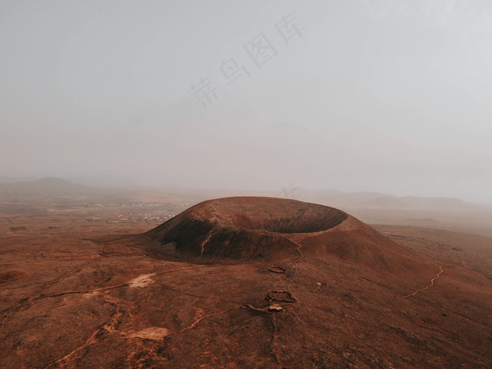 荒原火山褐景艺术照