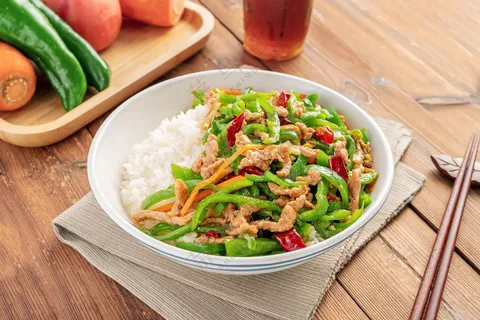 青椒肉丝饭图片
