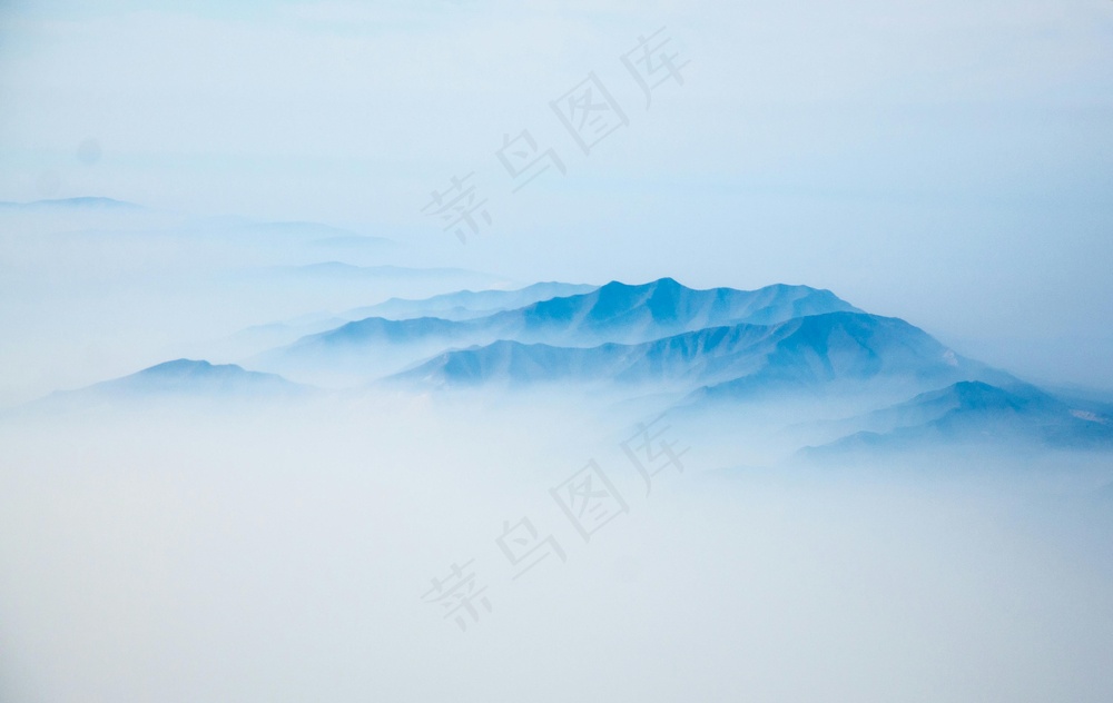 晨雾隐山脉·朦胧冷色景