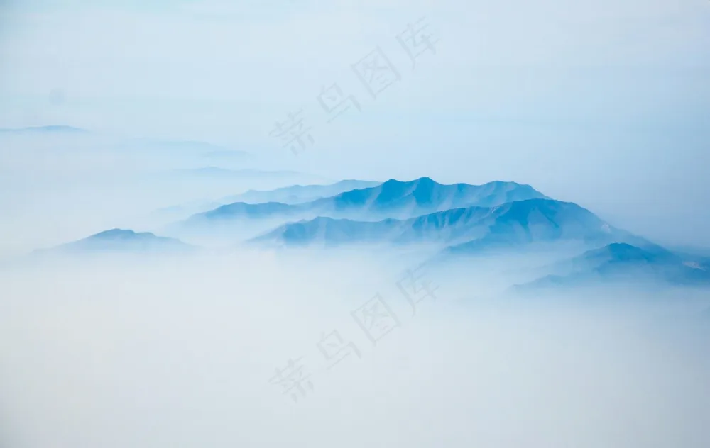 晨雾隐山脉·朦胧冷色景