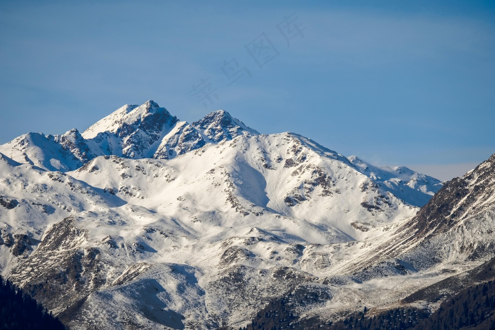 雪覆的山峰与宁静的天空