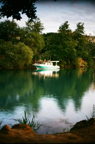 黄昏湖韵：复古绿船静泊