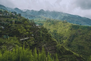 翠绿的山谷，云雾缭绕
